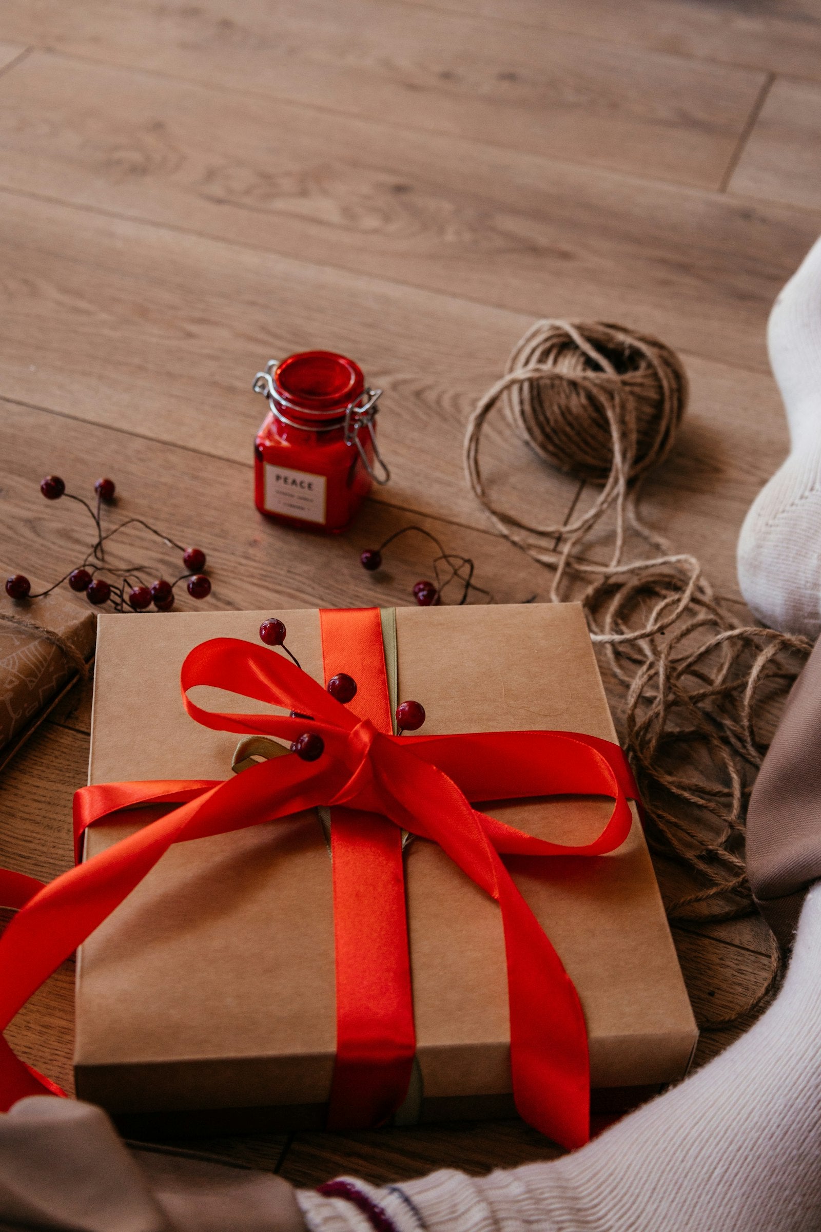 Zorgvuldig ingepakt cadeau met lint, klaar om te geven